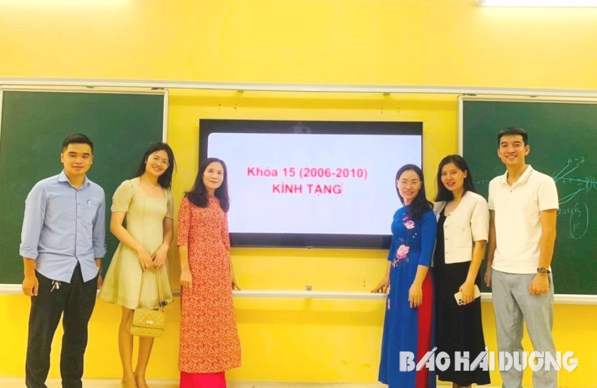 Trường THCS Nguyễn Trãi đón nhận Cờ thi đua của Chính phủ